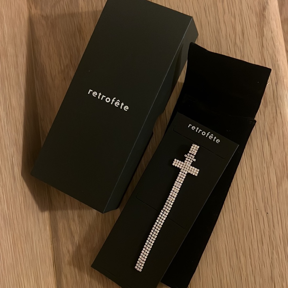 Retrofete alphabet earring, single “T”